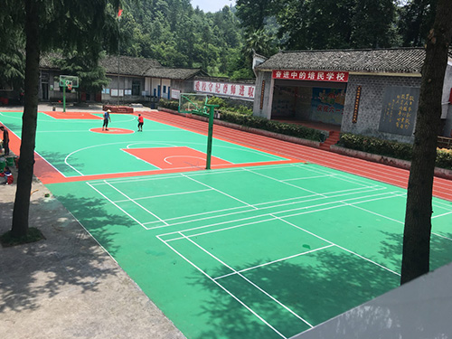 吉首鳳凰縣培民學(xué)校塑膠籃球場(chǎng)，羽毛球場(chǎng)順利完工