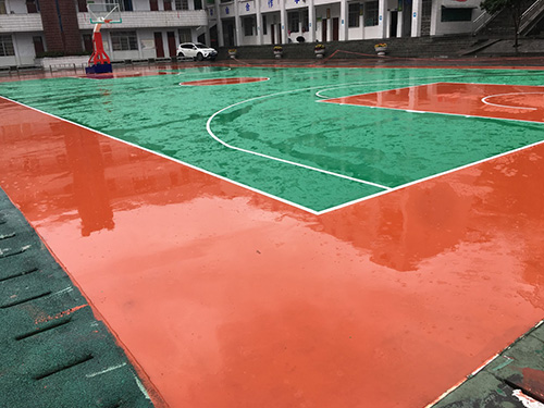 吉首瀘溪縣鎮(zhèn)中完小學(xué)塑膠籃球場(chǎng)，羽毛球場(chǎng)