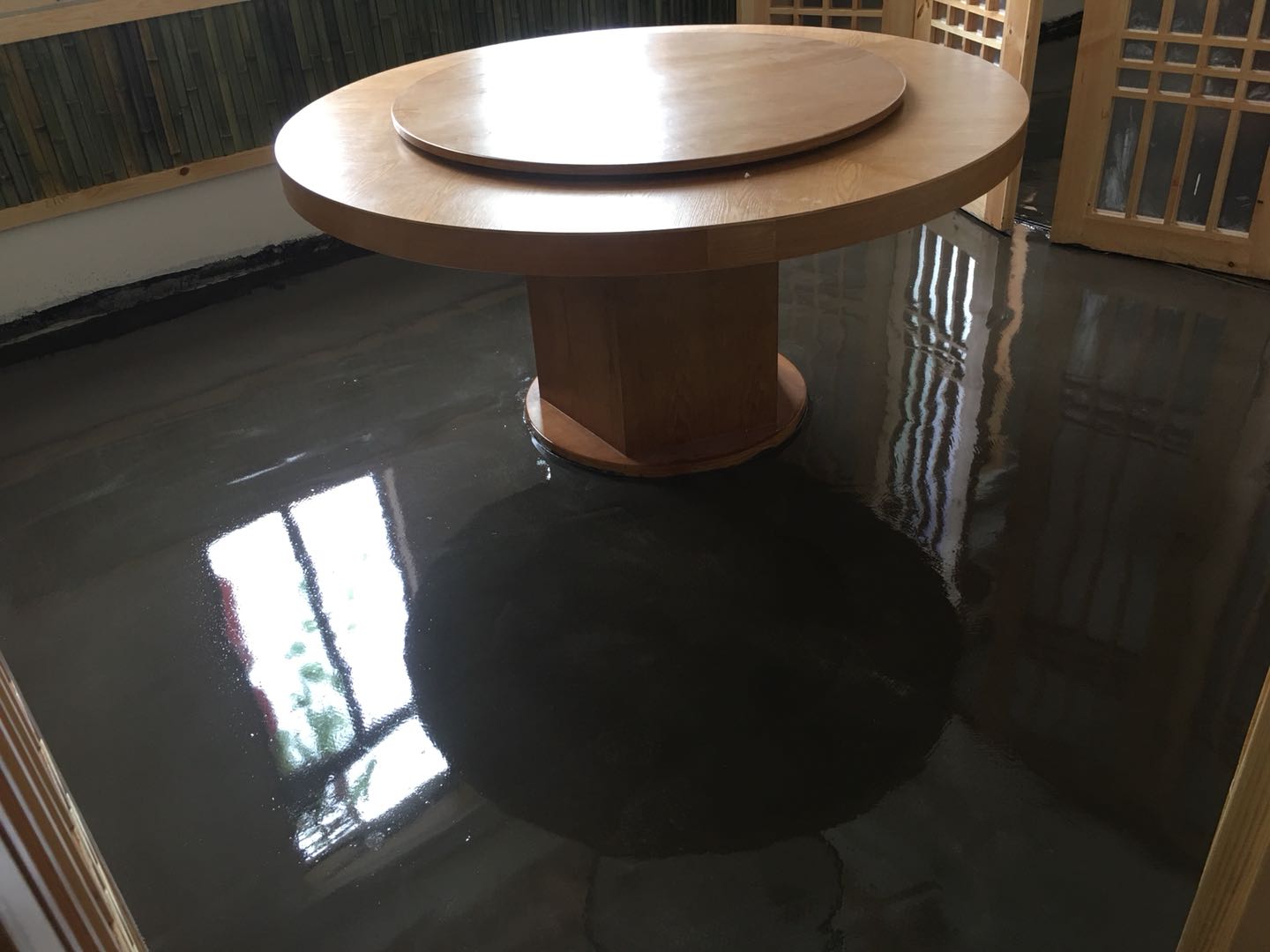 吉首市乾州餐廳環(huán)氧復(fù)古地坪施工完成，祝老板生意興隆，財源廣進
